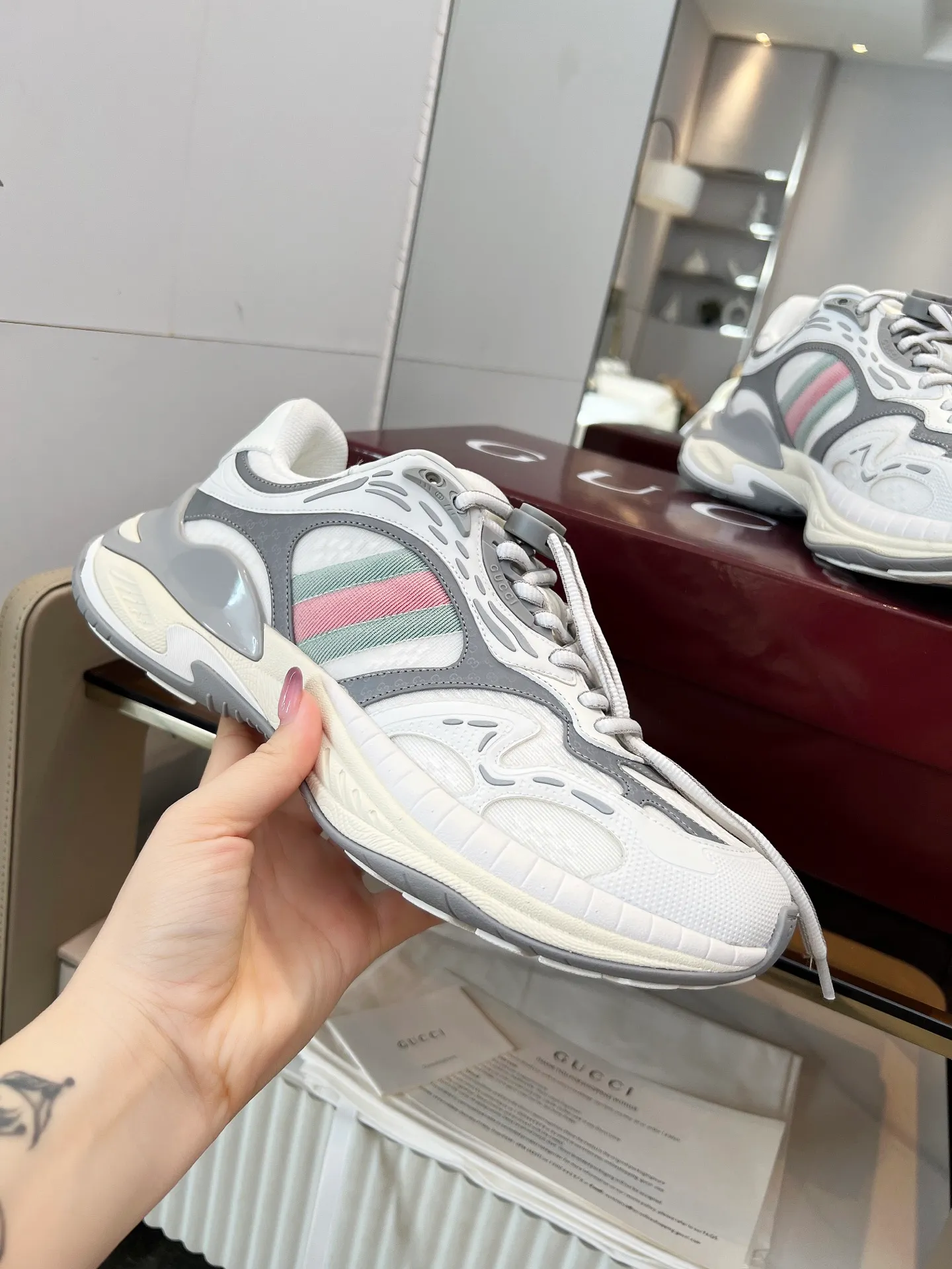[G Home] P:920💰 Men’s size comes out first Size: 39-45 (45 customized) 2025Gucci series 2.0 sports shoes are made with heavy investment❤️‍🔥❤️‍🔥❤️‍🔥Renewed interpretation of the brand's iconic striped webbing elements😍😍When retro genes collide with futuristic design🎊🎊This new pair of Gucci shoes directly reaches the trend threshold💥 ✔️Color combination of caron contrast + classic stripes, GG reflective piping, visual impact, and comes with a high-light filter for street use ✔️ The structure is made of multi-layer splicing of different materials, mesh is breathable, leather is shaped, and the outsole is made of EVA foam and TPU. 😍😍😍Fashion and practicality are both online ✔️ Detailed double G midsole + iconic double G lock shoelaces, retro DNA is crazy and restless, and every step is based on the trendy aesthetic ❤️❤️❤��❤️